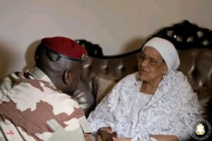 Décès de Hadja Andrée Touré : Mamadi Doumbouya présente ses condoléances à la famille de la défunte